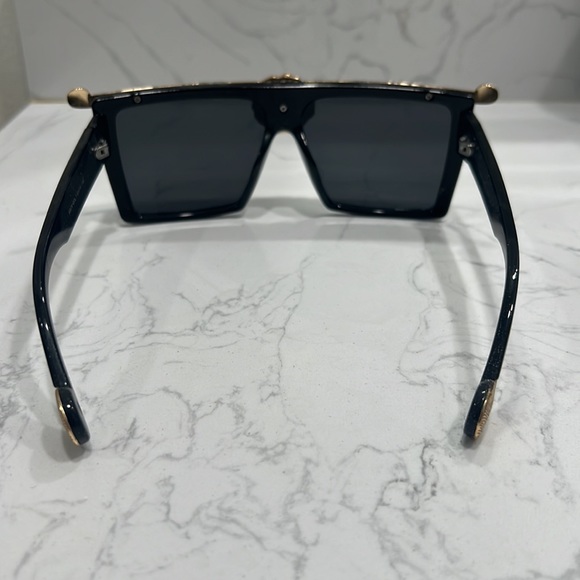 Versace style glasses worn by Helsinki in Casa de papel - Picture 3 of 4